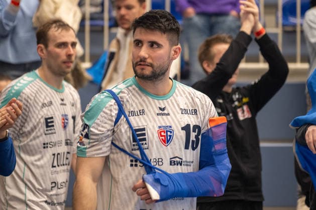 Juan de la Pena (SG BBM Bietigheim, 13) muss mit einem bandagiertem Arm die Heimreise antreten. TuSEM Essen vs. SG BBM Bietigheim, Handball, 2. HBL, 25. Spieltag, Saison 2025 2026, 29.03.2026 TuSEM Essen vs. SG BBM Bietigheim, Handball, 2. HBL, 25. Spieltag, Saison 2025 2026, 29.03.2026 Essen Copyright: xEibner-Pressefoto ThomasxHaeslerx EP_THR