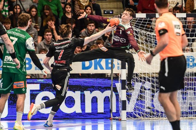 DAIKIN HBL Bundesliga: Frisch Auf! Göppingen - HC Erlangen; Göppingen, 29.03.2026 Parade von Julian Buchele (FRISCH AUF! Göppingen, 1) gegen Yannik Bialowas (HC Erlangen, 7). Göppingen, 29.03.2026, 26. Spieltag der DAIKIN Handball-Bundesliga, Frisch Auf! Göppingen - HC Erlangen EWS-Arena, Göppingen. Copyright: xBEAUTIFULxSPORTS Märklx