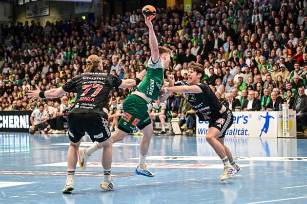 DAIKIN HBL Bundesliga: Frisch Auf! Göppingen - HC Erlangen; Göppingen, 29.03.2026 Florian Scheerer (HC Erlangen, 10) kann den Pass von Oskar Neudeck (FRISCH AUF! Göppingen, 2) am Kreis nicht verhindern. Göppingen, 29.03.2026, 26. Spieltag der DAIKIN Handball-Bundesliga, Frisch Auf! Göppingen - HC Erlangen EWS-Arena, Göppingen. Copyright: xBEAUTIFULxSPORTS Märklx