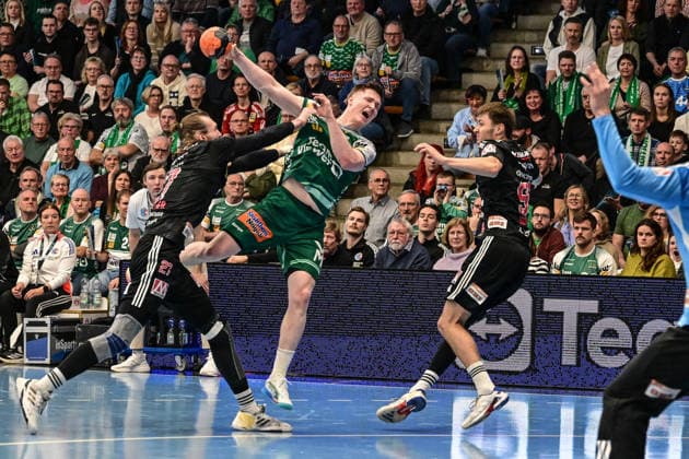 DAIKIN HBL Bundesliga: Frisch Auf! Göppingen - HC Erlangen; Göppingen, 29.03.2026 Harter Kampg am Kreis: Oskar Neudeck (FRISCH AUF! Göppingen, 2) gegen Antonio Metzner (HC Erlangen, 27), 29.03.2026, 26. Spieltag der DAIKIN Handball-Bundesliga, Frisch Auf! Göppingen - HC Erlangen EWS-Arena, Göppingen. Copyright: xBEAUTIFULxSPORTS Märklx