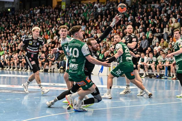 DAIKIN HBL Bundesliga: Frisch Auf! Göppingen - HC Erlangen; Göppingen, 29.03.2026 Antonio Metzner (HC Erlangen, 27) setz sich am Kreis gegen Elias Newel (FRISCH AUF! Göppingen, 40) durch. Göppingen, 29.03.2026, 26. Spieltag der DAIKIN Handball-Bundesliga, Frisch Auf! Göppingen - HC Erlangen EWS-Arena, Göppingen. Copyright: xBEAUTIFULxSPORTS Märklx