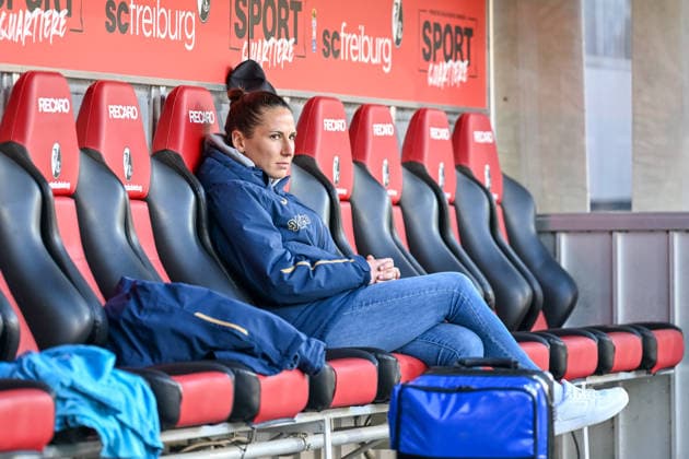 Eva-Maria Virsinger (TSG Hoffenheim, Trainerin) auf der Trainerbank. GER, SC Freiburg - TSG Hoffenheim, Frauen-Fussball, Google Pixel Frauen-Bundesliga, 22. Spieltag, Saison 2025 2026, 29.03.2026 DFB REGULATIONS PROHIBIT ANY USE OF PHOTOGRAPHS AS IMAGE SEQUENCES AND OR QUASI-VIDEO GER, SC Freiburg - TSG Hoffenheim, Frauen-Fussball, Google Pixel Frauen-Bundesliga, 22. Spieltag, Saison 2025 2026, 29.03.2026 Freiburg Copyright: xEibner-Pressefoto ThomasxHessx EP_THS