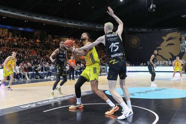 29.03.2026, xgox, Basketball - easyCredit BBL Basketball Loewen Braunschweig - Alba Berlin emspor, v.l. Moses Wood (Alba Berlin, 11) , Philipp Hartwich (Braunschweig, 15) Zweikampf, Duell, Kampf, tackle Braunschweig