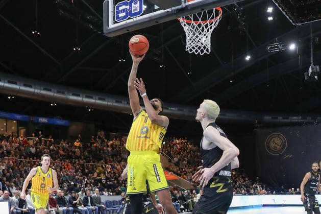 29.03.2026, xgox, Basketball - easyCredit BBL Basketball Loewen Braunschweig - Alba Berlin emspor, v.l. Moses Wood (Alba Berlin, 11) , Philipp Hartwich (Braunschweig, 15) Zweikampf, Duell, Kampf, tackle Braunschweig
