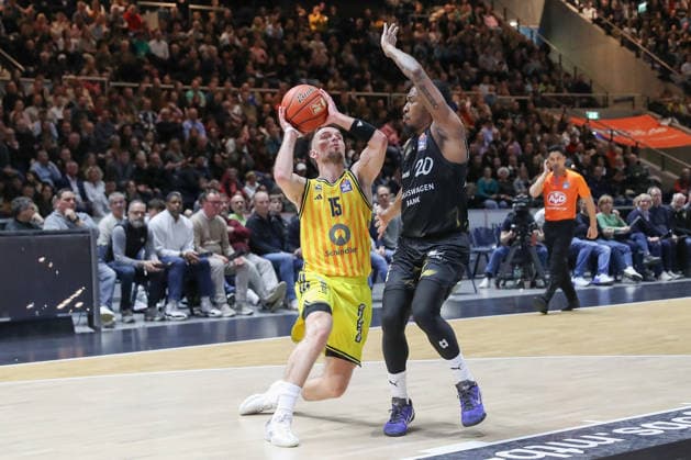 29.03.2026, xgox, Basketball - easyCredit BBL Basketball Loewen Braunschweig - Alba Berlin emspor, v.l. Martin Hermannsson (Alba Berlin, 15), Bryant Crawford (Braunschweig, 20) Zweikampf, Duell, Kampf, tackle Braunschweig