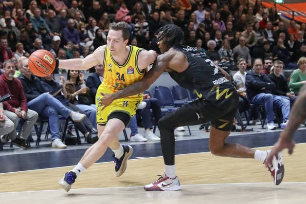 29.03.2026, xgox, Basketball - easyCredit BBL Basketball Loewen Braunschweig - Alba Berlin emspor, v.l. Justin Bean (Alba Berlin, 34), Joshua Hawley (Braunschweig, 3) Zweikampf, Duell, Kampf, tackle Braunschweig