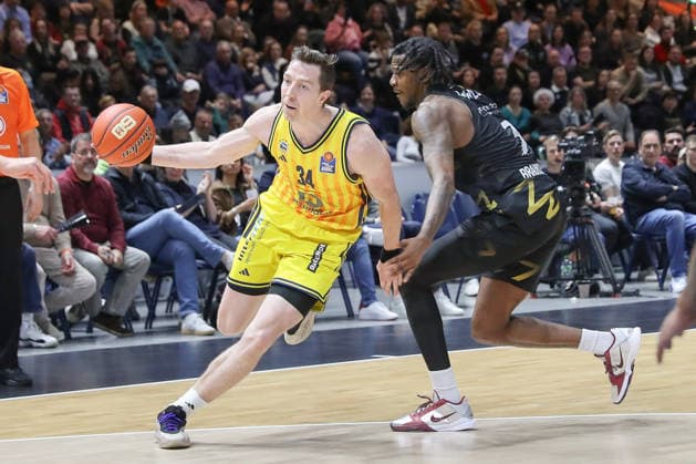 29.03.2026, xgox, Basketball - easyCredit BBL Basketball Loewen Braunschweig - Alba Berlin emspor, v.l. Justin Bean (Alba Berlin, 34), Joshua Hawley (Braunschweig, 3) Zweikampf, Duell, Kampf, tackle Braunschweig