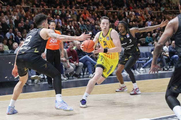 29.03.2026, xgox, Basketball - easyCredit BBL Basketball Loewen Braunschweig - Alba Berlin emspor, v.l. Joshua Obiesie (Braunschweig, 8), Justin Bean (Alba Berlin, 34), Joshua Hawley (Braunschweig, 3) Zweikampf, Duell, Kampf, tackle Braunschweig