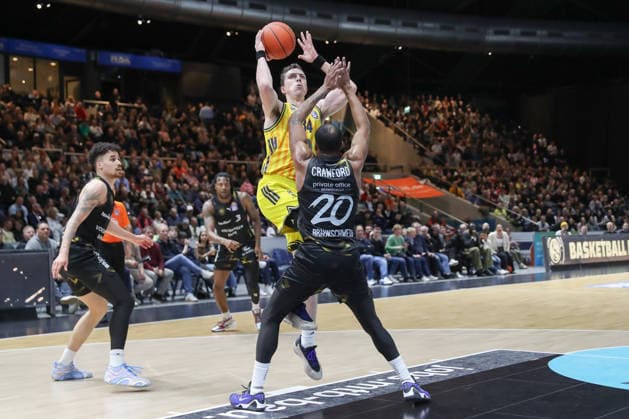 29.03.2026, xgox, Basketball - easyCredit BBL Basketball Loewen Braunschweig - Alba Berlin emspor, v.l. Justin Bean (Alba Berlin, 34), Bryant Crawford (Braunschweig, 20) Zweikampf, Duell, Kampf, tackle Braunschweig