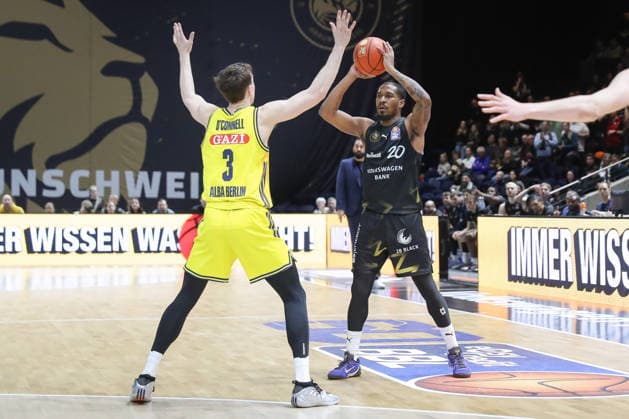 29.03.2026, xgox, Basketball - easyCredit BBL Basketball Loewen Braunschweig - Alba Berlin emspor, v.l. Alex O Conell (Alba Berlin, 3), Bryant Crawford (Braunschweig, 20) Zweikampf, Duell, Kampf, tackle Braunschweig
