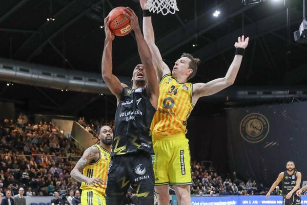 29.03.2026, xgox, Basketball - easyCredit BBL Basketball Loewen Braunschweig - Alba Berlin emspor, v.l. David NGuessan (Braunschweig, 1), Justin Bean (Alba Berlin, 34) Zweikampf, Duell, Kampf, tackle Braunschweig