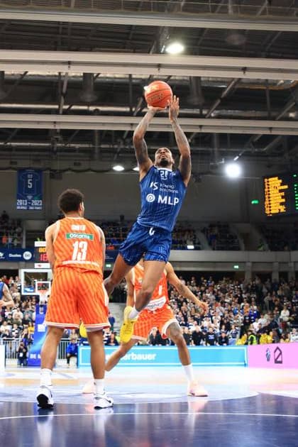 Spielaktion mit Osun Osunniyi (12; MLP Academics Heidelberg) und Mark Smith (13; Ratiopharm Ulm) Osun Osunniyi (12; MLP Academics Heidelberg) mit Wurf gegen Mark Smith (13; Ratiopharm Ulm)
