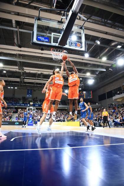 Spielaktion mit Meissa Faye (11; Ratiopharm Ulm) und Malik Osborne (10; Ratiopharm Ulm) gegen Dusan Neskovic (7; MLP Academics Heidelberg) und Paul Zipser (9; MLP Academics Heidelberg) unter dem Korb Spielaktion mit Meissa Faye (11; Ratiopharm Ulm) und Malik Osborne (10; Ratiopharm Ulm)