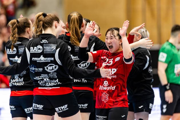 29.03.2026, GER, Handball, Frauen, Saison 2025 2026, EHF European League, Viertelfinale, Thueringer HC - Nykobing Falster Handbold Natsuki Aizawa (Thueringer HC,23) jubelt gemeinsam mit der Mannschaft 99947 Bad Langensalza Salza Halle Sporthalle Mehrz Thüringen Deutschland