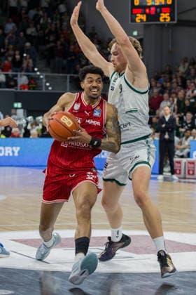 Bamberg, Deutschland 29. März 2026: 1.BBL - 2025 2026 - BMA365 Bamberg Baskets gegen Gladiators Trier Im Bild: v. li. Ibi Watson (Bamberg) und Marco Hollersbacher (Trier) Brose Arena Bayern Copyright: xFotostandx xSchmittx