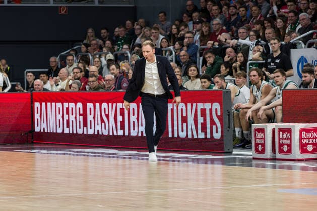 Bamberg, Deutschland 29. März 2026: 1.BBL - 2025 2026 - BMA365 Bamberg Baskets gegen Gladiators Trier Im Bild: Coach Jacques Schneider (Trier) gestikuliert mit den Händen am Spielfeldrand, er ist mit der Leistung der Mannschaft nicht zufrieden Brose Arena Bayern Copyright: xFotostandx xSchmittx