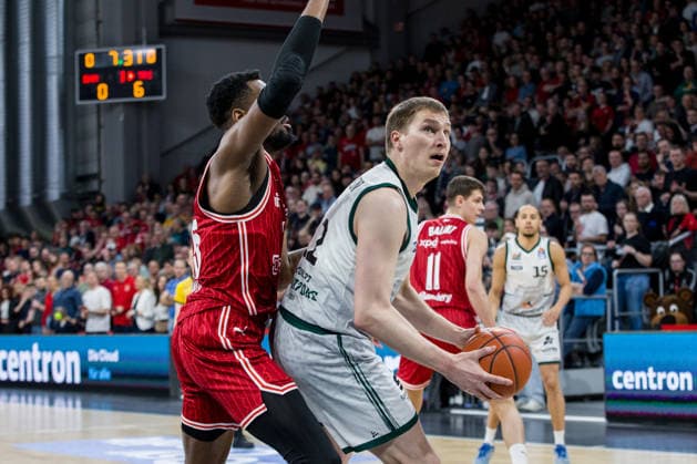 Bamberg, Deutschland 29. März 2026: 1.BBL - 2025 2026 - BMA365 Bamberg Baskets gegen Gladiators Trier Im Bild: v. li. Ejiofor Onu (Bamberg) gegen Marten Linßen (Trier) Brose Arena Bayern Copyright: xFotostandx xSchmittx