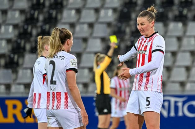 Julia Stierli (SC Freiburg, 05) spricht mit Lisa Karl (SC Freiburg, 02) GER, SC Freiburg - TSG Hoffenheim, Frauen-Fussball, Google Pixel Frauen-Bundesliga, 22. Spieltag, Saison 2025 2026, 29.03.2026 DFB REGULATIONS PROHIBIT ANY USE OF PHOTOGRAPHS AS IMAGE SEQUENCES AND OR QUASI-VIDEO GER, SC Freiburg - TSG Hoffenheim, Frauen-Fussball, Google Pixel Frauen-Bundesliga, 22. Spieltag, Saison 2025 2026, 29.03.2026 Freiburg Copyright: xEibner-Pressefoto ThomasxHessx EP_THS