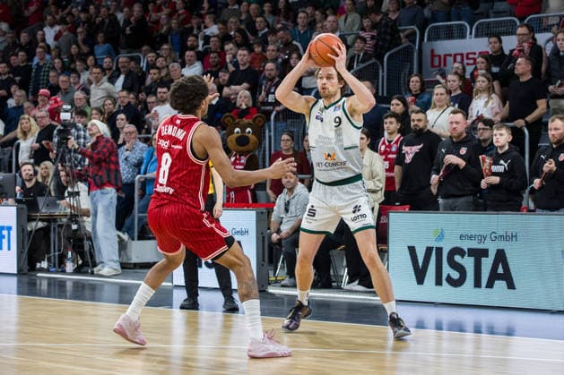Bamberg, Deutschland 29. März 2026: 1.BBL - 2025 2026 - BMA365 Bamberg Baskets gegen Gladiators Trier Im Bild: v. li. Demarcus Demonia (Bamberg) und Marco Hollersbacher (Trier) Brose Arena Bayern Copyright: xFotostandx xSchmittx