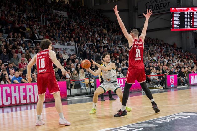 Bamberg, Deutschland 29. März 2026: 1.BBL - 2025 2026 - BMA365 Bamberg Baskets gegen Gladiators Trier Im Bild: v. li. Adrian Petkovic (Bamberg), Clay Guillozet (Trier) und Daniel Keppeler (Bamberg) Brose Arena Bayern Copyright: xFotostandx xSchmittx