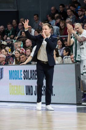 Bamberg, Deutschland 29. März 2026: 1.BBL - 2025 2026 - BMA365 Bamberg Baskets gegen Gladiators Trier Im Bild: Coach Jacques Schneider (Trier) gestikuliert mit den Händen am Spielfeldrand, er ist mit der Leistung der Mannschaft nicht zufrieden Brose Arena Bayern Copyright: xFotostandx xSchmittx