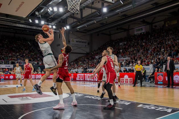 Bamberg, Deutschland 29. März 2026: 1.BBL - 2025 2026 - BMA365 Bamberg Baskets gegen Gladiators Trier Im Bild: Marco Hollersbacher (Trier) gegen Demarcus Demonia (Bamberg) Brose Arena Bayern Copyright: xFotostandx xSchmittx
