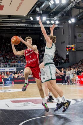 Bamberg, Deutschland 29. März 2026: 1.BBL - 2025 2026 - BMA365 Bamberg Baskets gegen Gladiators Trier Im Bild: Zachary Ensminger (Bamberg) gegen Marco Hollersbacher (Trier) Brose Arena Bayern Copyright: xFotostandx xSchmittx