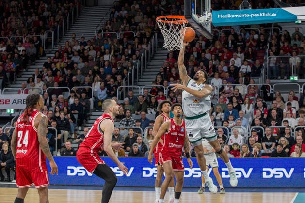 Bamberg, Deutschland 29. März 2026: 1.BBL - 2025 2026 - BMA365 Bamberg Baskets gegen Gladiators Trier Im Bild: Urald King (Trier) ziehr durch die Bamberger Zone Brose Arena Bayern Copyright: xFotostandx xSchmittx