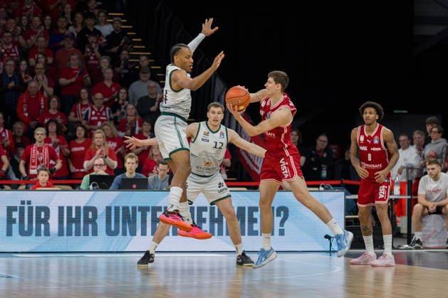 Bamberg, Deutschland 29. März 2026: 1.BBL - 2025 2026 - BMA365 Bamberg Baskets gegen Gladiators Trier Im Bild: v. li. George King (Trier), Marten Linßen (Trier) und Richard Balint (Bamberg) Brose Arena Bayern Copyright: xFotostandx xSchmittx