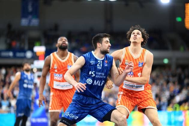 Szene mit Alec Anigbata (7; Ratiopharm Ulm), Malik Osborne (10; Ratiopharm Ulm) und Mateo Seric (21; MLP Academics Heidelberg) Spielaktion mit Alec Anigbata (7; Ratiopharm Ulm) und Mateo Seric (21; MLP Academics Heidelberg)