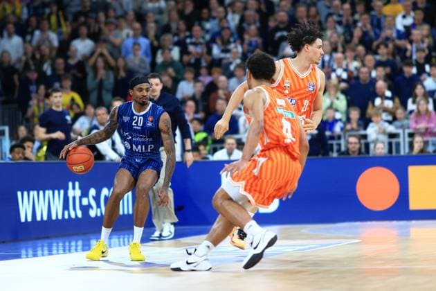 Spielaktion mit Alec Anigbata (7; Ratiopharm Ulm) und Michael Weathers (20; MLP Academics Heidelberg) Spielaktion mit Alec Anigbata (7; Ratiopharm Ulm) und Michael Weathers (20; MLP Academics Heidelberg)
