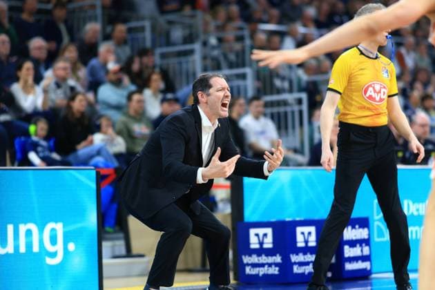 Szene mit Ty Harrelson (999; Ratiopharm Ulm) am Spielfeldrand in Aktion Ty Harrelson (999; Ratiopharm Ulm) am Spielfeldrand