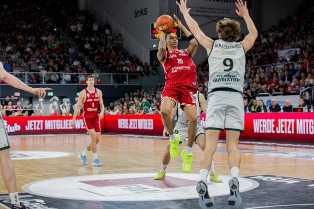 Bamberg, Deutschland 29. März 2026: 1.BBL - 2025 2026 - BMA365 Bamberg Baskets gegen Gladiators Trier Im Bild: Austin Crowley (Bamberg) beim Wurf gegen Marco Hollersbacher (Trier) Brose Arena Bayern Copyright: xFotostandx xSchmittx