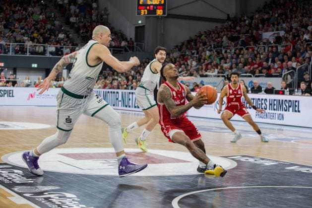 Bamberg, Deutschland 29. März 2026: 1.BBL - 2025 2026 - BMA365 Bamberg Baskets gegen Gladiators Trier Im Bild: v. li. Maike Zirbes (Trier) gegen Cobe Williams (Bamberg) Brose Arena Bayern Copyright: xFotostandx xSchmittx