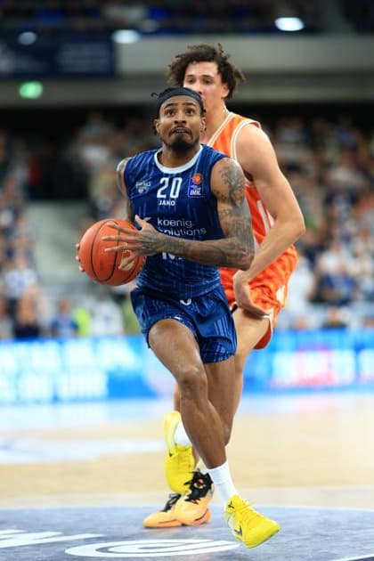 Spielaktion mit Michael Weathers (20; MLP Academics Heidelberg) am Ball Michael Weathers (20; MLP Academics Heidelberg) mit Ball in Aktion