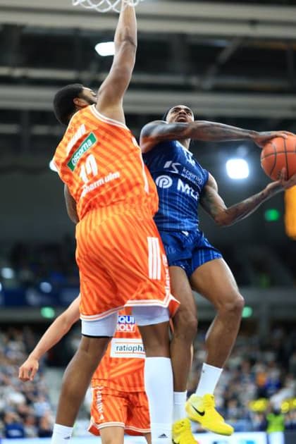 Szene mit 12; Ratiopharm Ulm und Samuell Williamson (10; MLP Academics Heidelberg) in einem intensiven Zweikampf unter dem Korb Spielaktion mit 12; Ratiopharm Ulm und Samuell Williamson (10; MLP Academics Heidelberg)