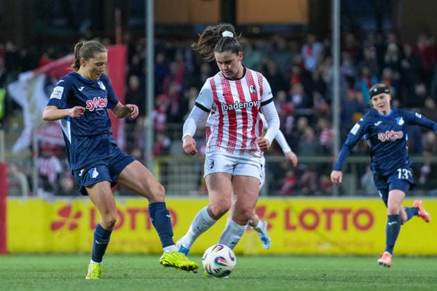 Lisann Kaut (TSG Hoffenheim, 04) im Zweikampf mit Svenja Fölmli Svenja Foelmli (SC Freiburg, 09) , Deutschland, Fussball, GooglePixel Frauen-Bundesliga, 22.Spieltag, 2025 2026, SC Freiburg vs. TSG 1899 Hoffenheim, 29.03.2026, Dreisamstadion, Freiburg, Deutschland DFB REGULATIONS PROHIBIT ANY USE OF PHOTOGRAPHS AS IMAGE SEQUENCES AND OR QUASI-VIDEO. Freiburg Dreisamstadion Baden-Wuerttemberg Deutschland Copyright: xArnexAmbergx