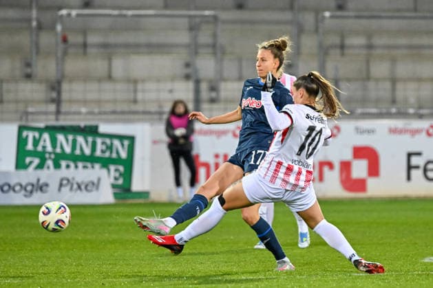 Franziska Harsch (TSG Hoffenheim, 17), Selina Vobian (SC Freiburg, 10) im Duell um den Ball. GER, SC Freiburg - TSG Hoffenheim, Frauen-Fussball, Google Pixel Frauen-Bundesliga, 22. Spieltag, Saison 2025 2026, 29.03.2026 DFB REGULATIONS PROHIBIT ANY USE OF PHOTOGRAPHS AS IMAGE SEQUENCES AND OR QUASI-VIDEO GER, SC Freiburg - TSG Hoffenheim, Frauen-Fussball, Google Pixel Frauen-Bundesliga, 22. Spieltag, Saison 2025 2026, 29.03.2026 Freiburg Copyright: xEibner-Pressefoto ThomasxHessx EP_THS