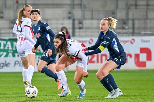 Svenja Foelmli (SC Freiburg, 09) am Ball und im Duell mit Vanessa Diehm (TSG Hoffenheim, 06) GER, SC Freiburg - TSG Hoffenheim, Frauen-Fussball, Google Pixel Frauen-Bundesliga, 22. Spieltag, Saison 2025 2026, 29.03.2026 DFB REGULATIONS PROHIBIT ANY USE OF PHOTOGRAPHS AS IMAGE SEQUENCES AND OR QUASI-VIDEO GER, SC Freiburg - TSG Hoffenheim, Frauen-Fussball, Google Pixel Frauen-Bundesliga, 22. Spieltag, Saison 2025 2026, 29.03.2026 Freiburg Copyright: xEibner-Pressefoto ThomasxHessx EP_THS