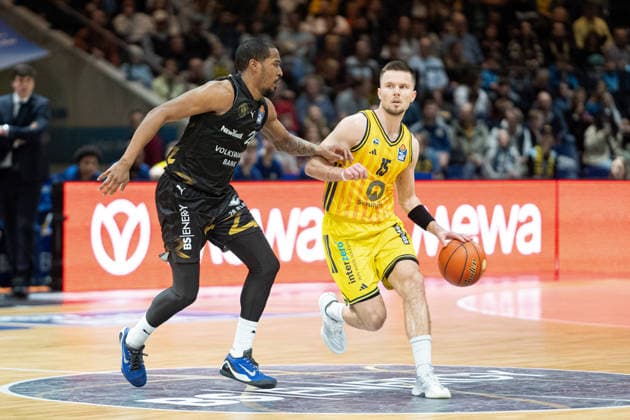 Martin Hermannsson (Nr. 15 Alba Berlin) gegen Bryant Crawford (Nr. 20 Basketball Loewen Braunschweig) GER, Basketball Loewen Braunschweig gegen Alba Berlin, Basketball, easyCredit BBL, Woche 26, Spielzeit 2025 26, 29.03.2026 GER, Basketball Loewen Braunschweig gegen Alba Berlin, Basketball, easyCredit BBL, Woche 26, Spielzeit 2025 26, 29.03.2026 Braunschweig Copyright: xEibner-Pressefoto DanielxREINELTx EP_DRT