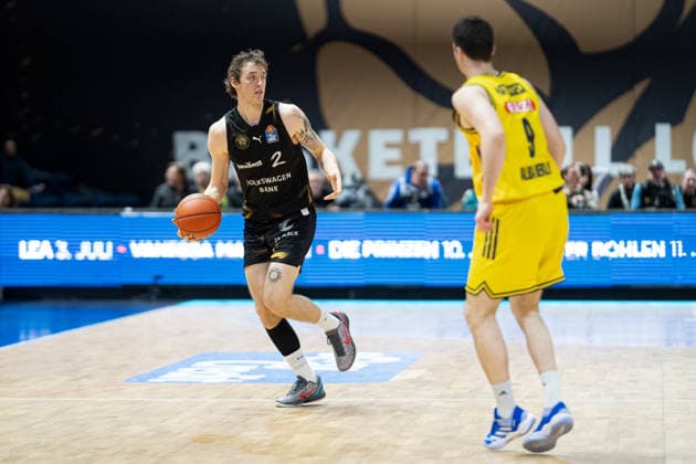 Benny Schroeder (Nr. 2 Basketball Loewen Braunschweig) gegen Jonas Mattisseck (Nr. 9 Alba Berlin) GER, Basketball Loewen Braunschweig gegen Alba Berlin, Basketball, easyCredit BBL, Woche 26, Spielzeit 2025 26, 29.03.2026 GER, Basketball Loewen Braunschweig gegen Alba Berlin, Basketball, easyCredit BBL, Woche 26, Spielzeit 2025 26, 29.03.2026 Braunschweig Copyright: xEibner-Pressefoto DanielxREINELTx EP_DRT