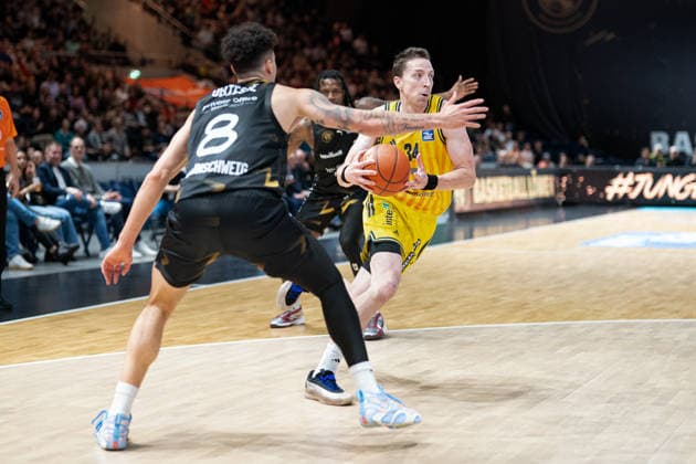 Justin Bean (Nr. 34 Alba Berlin) gegen Joshua Obiesie (Nr. 8 Basketball Loewen Braunschweig) GER, Basketball Loewen Braunschweig gegen Alba Berlin, Basketball, easyCredit BBL, Woche 26, Spielzeit 2025 26, 29.03.2026 GER, Basketball Loewen Braunschweig gegen Alba Berlin, Basketball, easyCredit BBL, Woche 26, Spielzeit 2025 26, 29.03.2026 Braunschweig Copyright: xEibner-Pressefoto DanielxREINELTx EP_DRT
