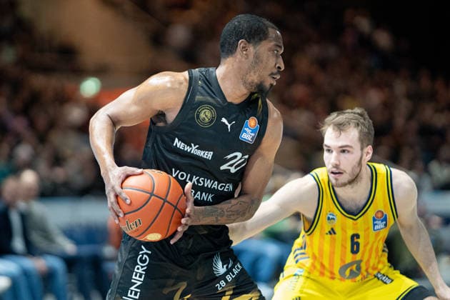 Bryant Crawford (Nr. 20 Basketball Loewen Braunschweig) gegen Malte Delow (Nr. 6 Alba Berlin) GER, Basketball Loewen Braunschweig gegen Alba Berlin, Basketball, easyCredit BBL, Woche 26, Spielzeit 2025 26, 29.03.2026 GER, Basketball Loewen Braunschweig gegen Alba Berlin, Basketball, easyCredit BBL, Woche 26, Spielzeit 2025 26, 29.03.2026 Braunschweig Copyright: xEibner-Pressefoto DanielxREINELTx EP_DRT
