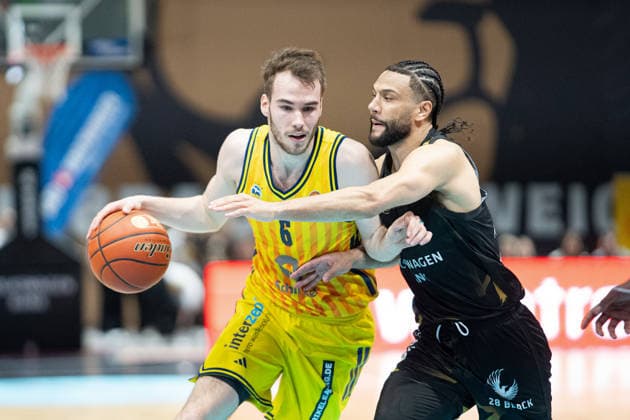 Malte Delow (Nr. 6 Alba Berlin) gegen Kaza Kajami-Keane (Nr. 24 Basketball Loewen Braunschweig) GER, Basketball Loewen Braunschweig gegen Alba Berlin, Basketball, easyCredit BBL, Woche 26, Spielzeit 2025 26, 29.03.2026 GER, Basketball Loewen Braunschweig gegen Alba Berlin, Basketball, easyCredit BBL, Woche 26, Spielzeit 2025 26, 29.03.2026 Braunschweig Copyright: xEibner-Pressefoto DanielxREINELTx EP_DRT
