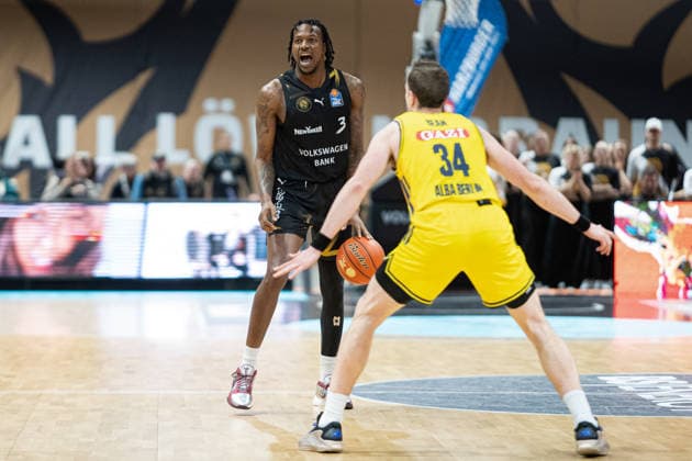 Jushua Hawley (Nr. 3 Basketball Loewen Braunschweig) gegen Justin Bean (Nr. 34 Alba Berlin) GER, Basketball Loewen Braunschweig gegen Alba Berlin, Basketball, easyCredit BBL, Woche 26, Spielzeit 2025 26, 29.03.2026 GER, Basketball Loewen Braunschweig gegen Alba Berlin, Basketball, easyCredit BBL, Woche 26, Spielzeit 2025 26, 29.03.2026 Braunschweig Copyright: xEibner-Pressefoto DanielxREINELTx EP_DRT