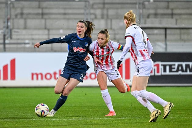 Chiara Hahn (TSG Hoffenheim, 23), Lisa Karl (SC Freiburg, 02), Meret Felde (SC Freiburg, 04) im Duell. GER, SC Freiburg - TSG Hoffenheim, Frauen-Fussball, Google Pixel Frauen-Bundesliga, 22. Spieltag, Saison 2025 2026, 29.03.2026 DFB REGULATIONS PROHIBIT ANY USE OF PHOTOGRAPHS AS IMAGE SEQUENCES AND OR QUASI-VIDEO GER, SC Freiburg - TSG Hoffenheim, Frauen-Fussball, Google Pixel Frauen-Bundesliga, 22. Spieltag, Saison 2025 2026, 29.03.2026 Freiburg Copyright: xEibner-Pressefoto ThomasxHessx EP_THS