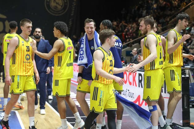 29.03.2026, xgox, Basketball - easyCredit BBL Basketball Loewen Braunschweig - Alba Berlin emspor, v.l. Berlin Jubel ueber den Sieg, Jubel nach Spielende Braunschweig