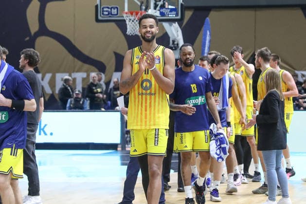 29.03.2026, xgox, Basketball - easyCredit BBL Basketball Loewen Braunschweig - Alba Berlin emspor, v.l. Moses Wood (Alba Berlin, 11) Jubel ueber den Sieg, Jubel nach Spielende Braunschweig