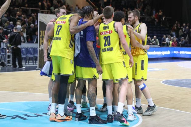 29.03.2026, xgox, Basketball - easyCredit BBL Basketball Loewen Braunschweig - Alba Berlin emspor, v.l. Berlin Jubel ueber den Sieg, Jubel nach Spielende Braunschweig