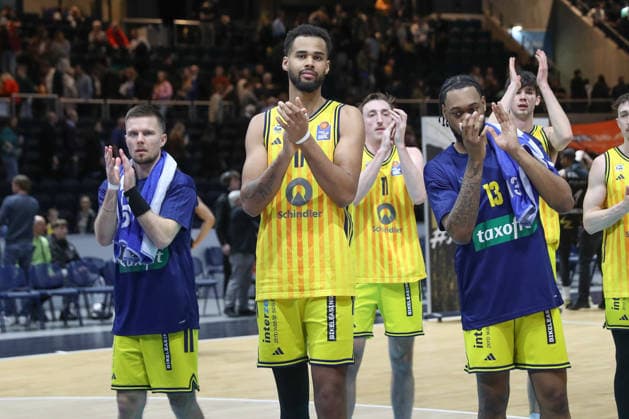 29.03.2026, xgox, Basketball - easyCredit BBL Basketball Loewen Braunschweig - Alba Berlin emspor, v.l. Martin Hermannsson (Alba Berlin, 15), Norris Agbakoko (Alba Berlin, 17) Jubel ueber den Sieg, Jubel nach Spielende Braunschweig